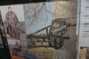 lot 34 image: Big Game Tree Stands Lazy Chair Deluxe Tree Seat