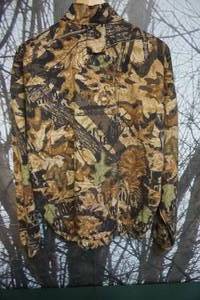 lot 240 image: Mossy Oak Forest Floor Camo Zippered Hunting Jacket