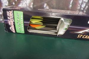 lot 279 image: Easton Axis 12 Pack #400 Carbon Arrows