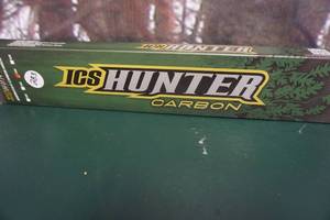 lot 283 image: Beaman Brand 6 Pack ICS Hunter #400 Carbon Arrows