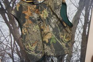 lot 307 image: John Wydner The Hunter Safety System Mossy Oak Camo Tree Stand Safety Vest