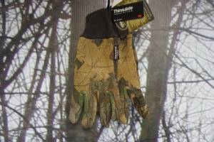 lot 418 image: White Water Outdoors Thinsulate Camo Gloves