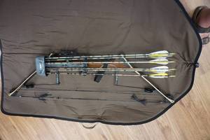 lot 464 image: Wood Compound Bow Hunting Package