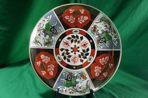 lot 80 image: Vintage IMARI Style Japan Hand Painted Goshoguruma Design 14 Plate wStand