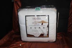 lot 34 image: Hotel Luxury Down Alternative Comforter, King