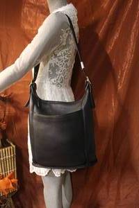 lot 70 image: VERY Vintage Coach 9060 Large Slim Duffle