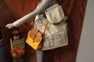 lot 89 image: Cool Creative Memories Tote, Bold Color Crossbody, Classic Mesh Evening Bag