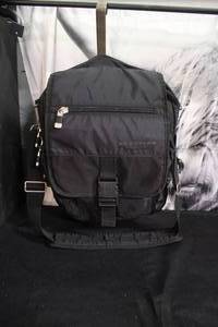 lot 90 image: Kitchy Kenneth Cole Reaction Black Multi Purpose Padded Bag