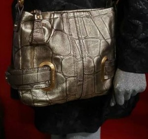 lot 26 image: B MAKOWSKY GOLD METALLIC REPTILE PRINT LEATHER CROSSBODY PURSE SHOULDER BAG