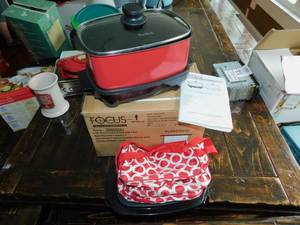 lot 16 image: West Bend 5-Quart Versatility Slow Cooker with Tote