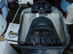 lot 25 image: Elite Platinum 4 qt Stainless Steel Dual Deep Fryer