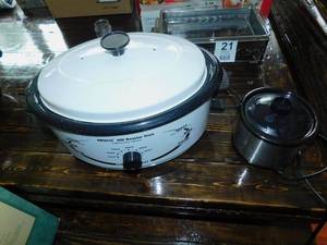 lot 22 image: Nesco 6 qt. Electric Roaster Oven