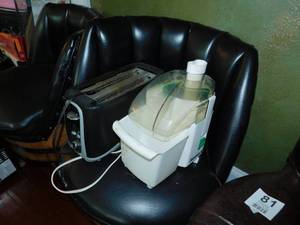 lot 87 image: The Juiceman Jr. Automatic Juice Extractor  Oster Black Toaster