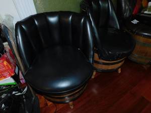 lot 89 image: 2 Black Leather Barrel Chairs