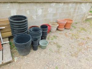 lot 100 image: Plastic Planting Pots