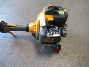 lot 81 image: Cub Cadet 27 cc Gas 2-Cycle Straight Shaft Attachment Capable Trimmer SS270