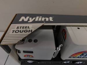 lot 66 image: Nylint Sound Machine Ideal Lease Semi Truck