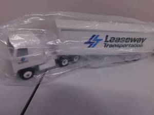 lot 73 image: 2 - Leasway Collectible Semi Trucks