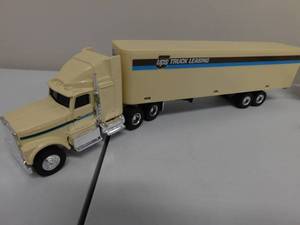 lot 74 image: 2 - UPS Collectible Semi Trucks
