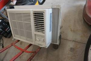 lot 15 image: Gold Star Window Air Conditioning Unit