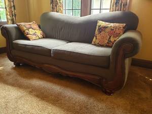 lot 44 image: Contemporary Couch by American Furniture
