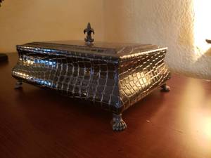 lot 356 image: Charming Jewelry Box