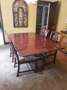 lot 4 image: Elegant Mahogany Dining Table with 6 Chairs