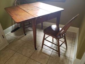 lot 5 image: Antique Pine Drop Leaf Table