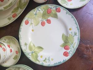 lot 342 image: Charming Strawberry Dish Set 22 Pieces