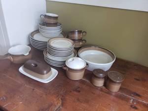 lot 336 image: Mikasa Potters Art Ben Seibel Buckskin China