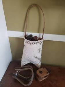 lot 236 image: Primitive Accent Decor