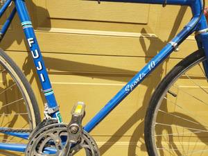 lot 11 image: Vintage 1980s Blue Fuji Sport 10 Road Bike