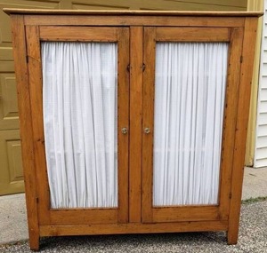 lot 22 image: Charming Antique Pine Pie Cabinet