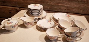 lot 335 image: Crown Potteries Co. Set 32 Pieces