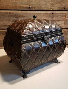lot 214 image: Large Tufted Metal Box Chest
