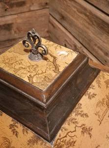 lot 215 image: Toile Bombay Lidded Box