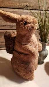 lot 164 image: Straw Rabbit, Vase and Centerpiece Decorative Lot
