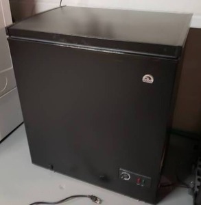 lot 127 image: Igloo Freezer Chest 5.1 cu. Ft