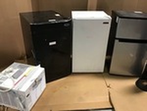 MIXED LOT OF HOUSEHOLDKITCHEN ITEMS SEE PICS