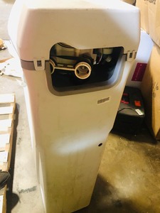 GE� 40,000 Grain Water Softener  in good conditions whit top cover have damage  please review the photos