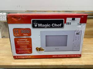 lot 43 image: MAGIC CHEF 1.1 cu. ft. Countertop Microwave in White