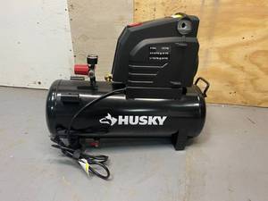 lot 49 image: HUSKY 8G 150 PSI Hotdog Air Compressor (missing hardware for wheels)