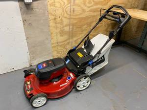 lot 84 image: TORO Flex-Force 60 Volt Cordless Lawn Mower