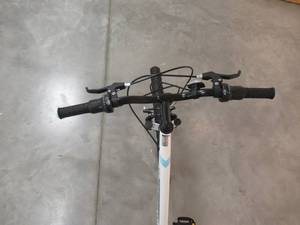 lot 8 image: Roadmaster 26 Granite Peak Mountain Bike, White