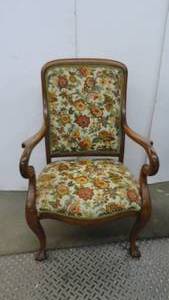 lot 7 image: Vintage Wooden Arm Chair