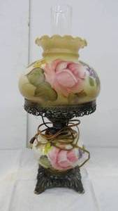 lot 18 image: Vintage Glass Lamp