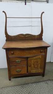 lot 29 image: Antique Oak Wash Stand