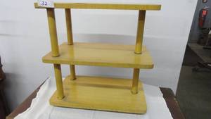 lot 32 image: Vintage End Table 