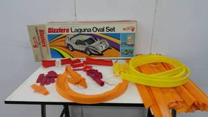 lot 40 image: Hot Wheels Sizzlers Laguna Oval Set