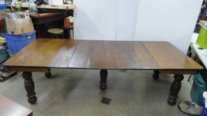 lot 81 image: Antique Oak Dinning Room Table With 6 Extra Leaves